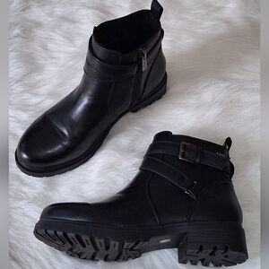 Tundra Black Leather Footwear